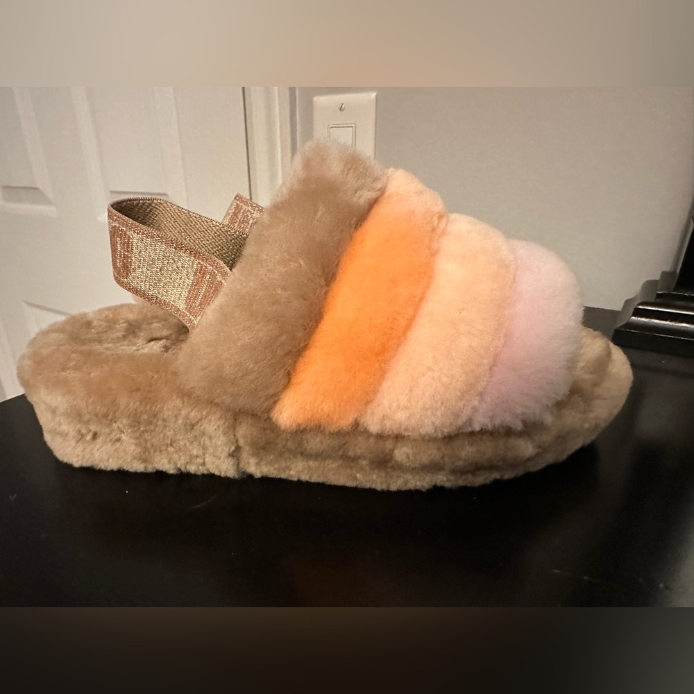 Authentic Uggs slipper/sandal - size 7 - nude colour pallet